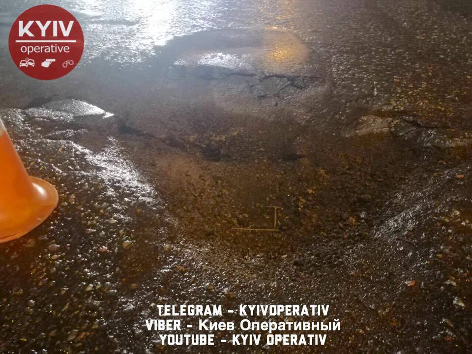 Рве, як пластик: у Києві на Шулявському мосту утворилася яма