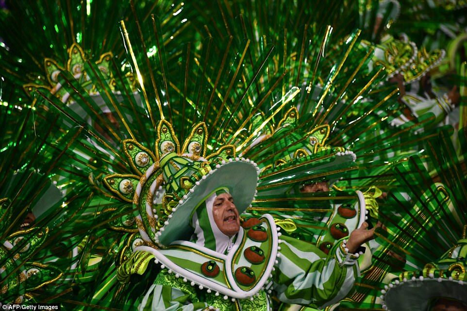 У Ріо-де-Жанейро почався знаменитий карнавал: яскраві фото