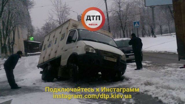 У Києві вантажівка з хлібом пішла під асфальт