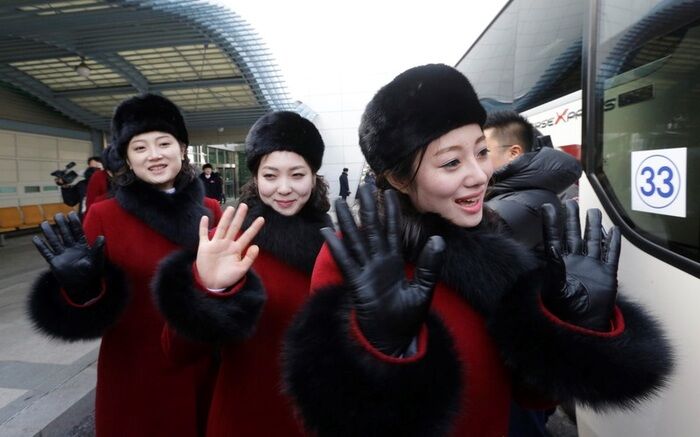 В сети показали, как на Олимпиаде болеют девушки-"клоны" из КНДР