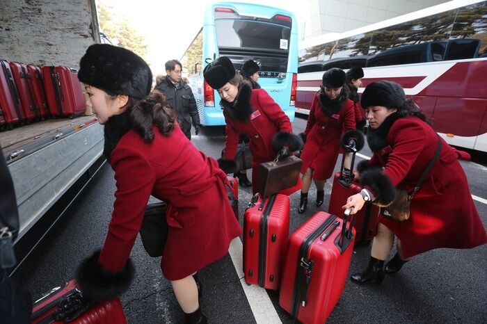 В сети показали, как на Олимпиаде болеют девушки-"клоны" из КНДР