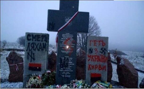 Март, 2017 Неизвестные осквернили памятник погибшим полякам в Гуте Пеняцкой на Львовщине