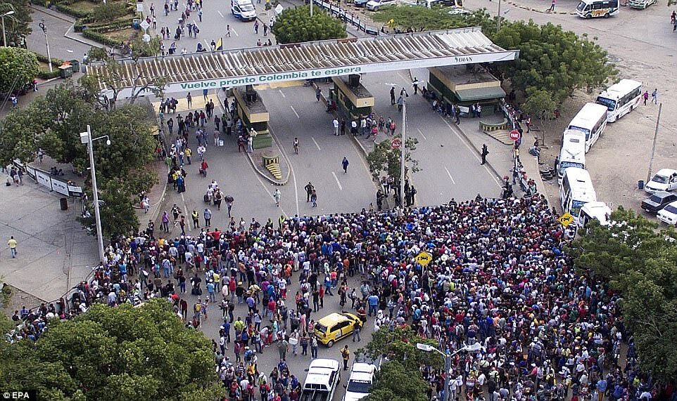 Кризис в Венесуэле: тысячи людей ринулись за спасением в Колумбию