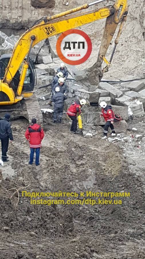 В Киеве произошел обвал на стройке: есть погибший