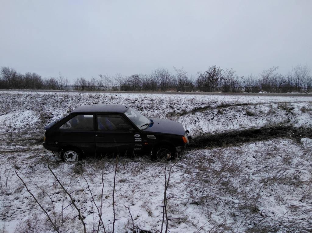В Запорожской области из-за утреннего снегопада ЧП на национальной трассе (ФОТО)