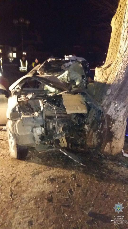 На Закарпатье авто на высокой скорости влетело в дерево: погибли иностранцы