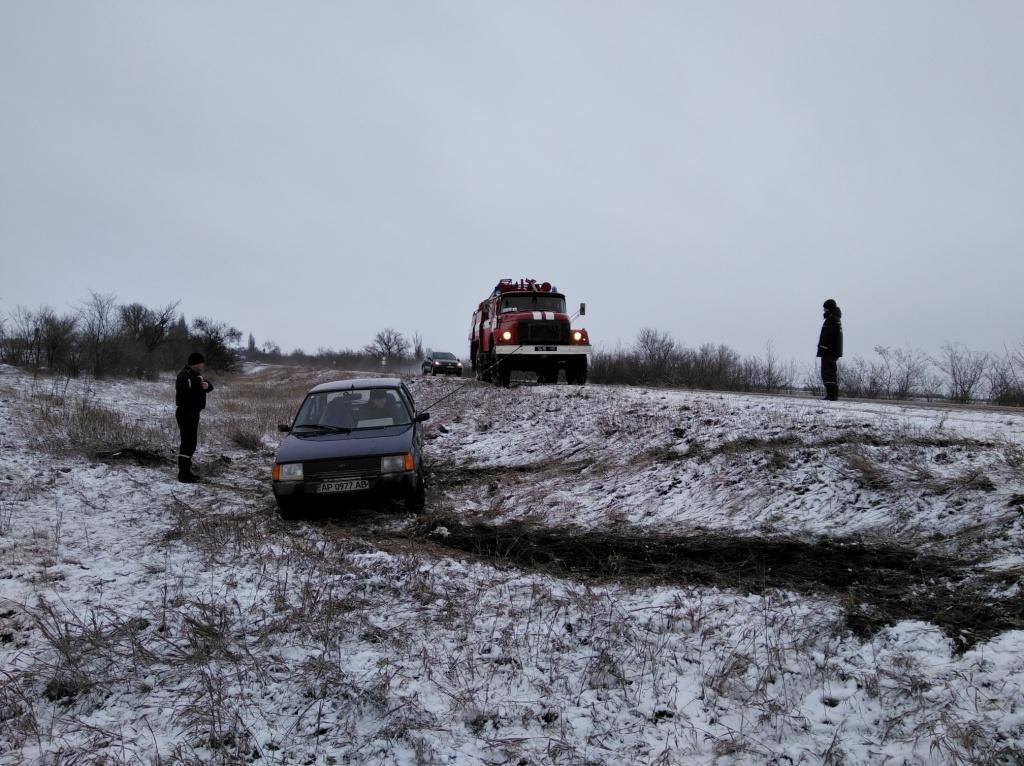 В Запорожской области из-за утреннего снегопада ЧП на национальной трассе (ФОТО)