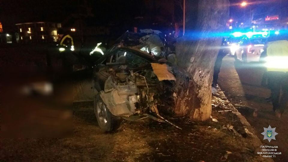 На Закарпатье авто на высокой скорости влетело в дерево: погибли иностранцы