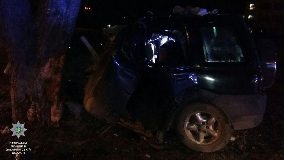 На Закарпатті авто влетіло в дерево: загинули іноземці