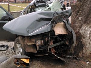 На Закарпатті авто на високій швидкості влетіло в дерево: загинули іноземці