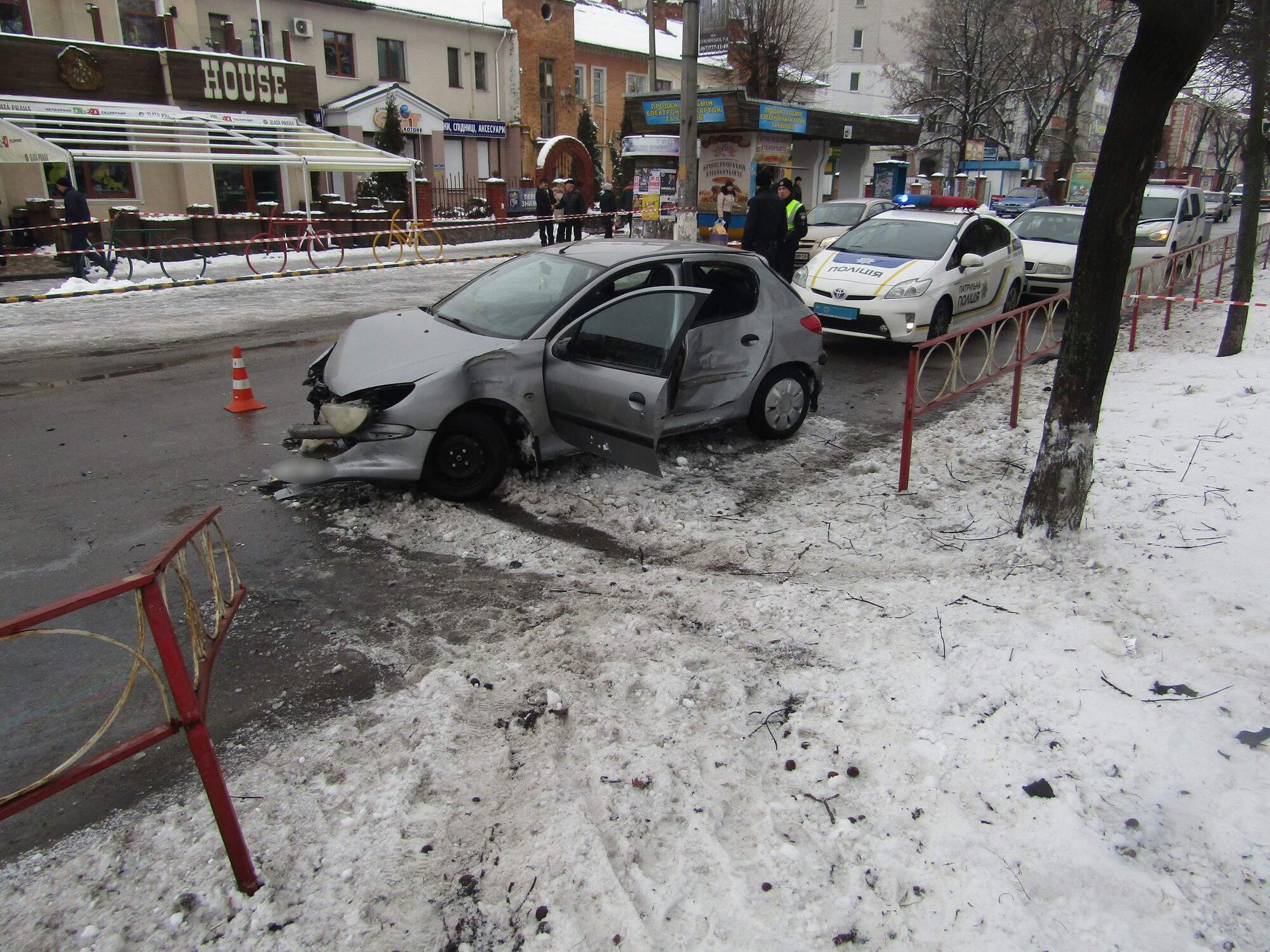 На Київщині п'яна 18-ти річна дівчина без прав збила пішоходів на чужому авто