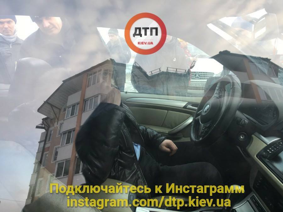 Під Києвом люди затримали п'яного воєнкома на BMW, який влаштував масштабну ДТП. Відео