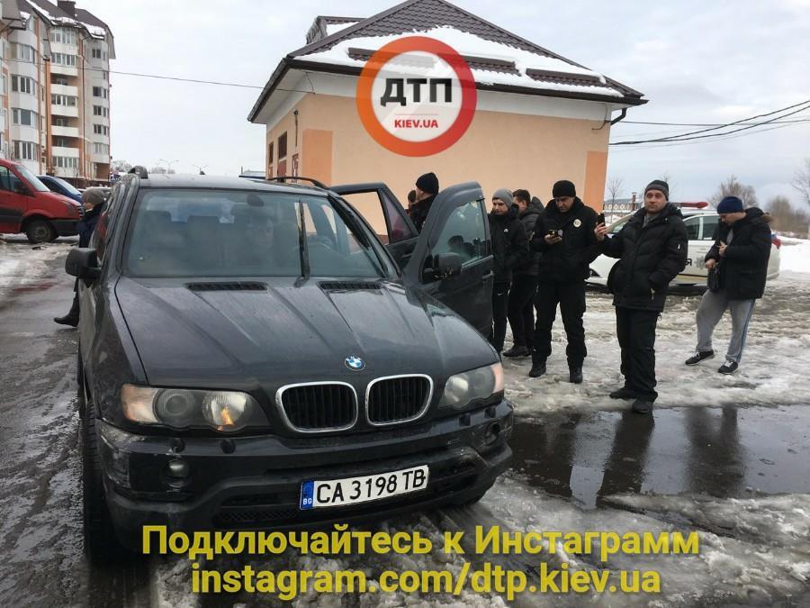 Під Києвом люди затримали п'яного воєнкома на BMW, який влаштував масштабну ДТП. Відео