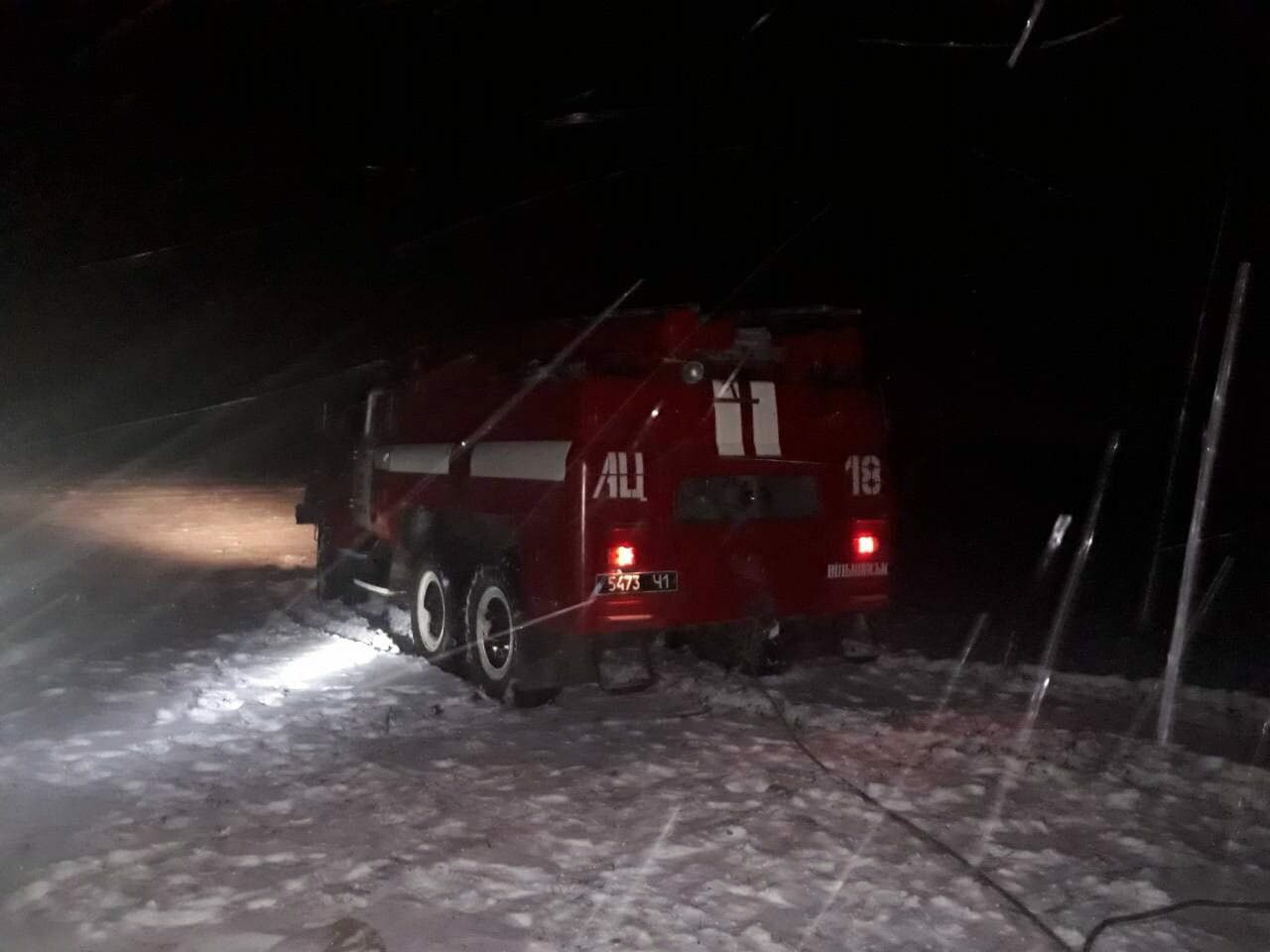 И днем и ночью: запорожские спасатели показали, как вытаскивали застрявших людей (ФОТО)