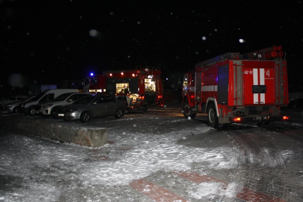 И днем и ночью: запорожские спасатели показали, как вытаскивали застрявших людей (ФОТО)