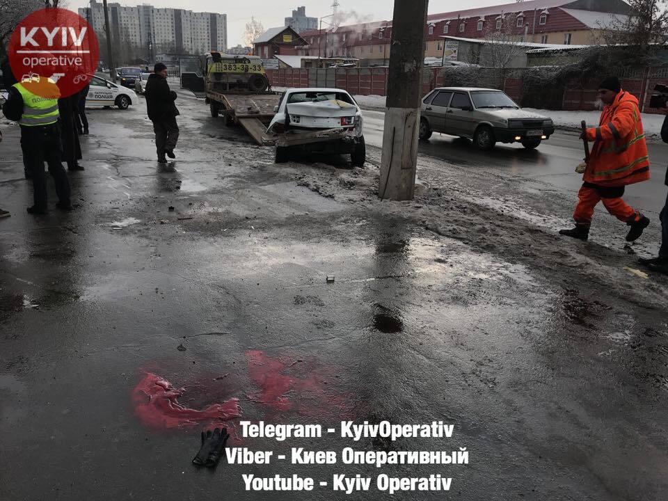Жахлива ДТП у Києві: BMW вилетів на тротуар і "закарбував" жінку в стовп