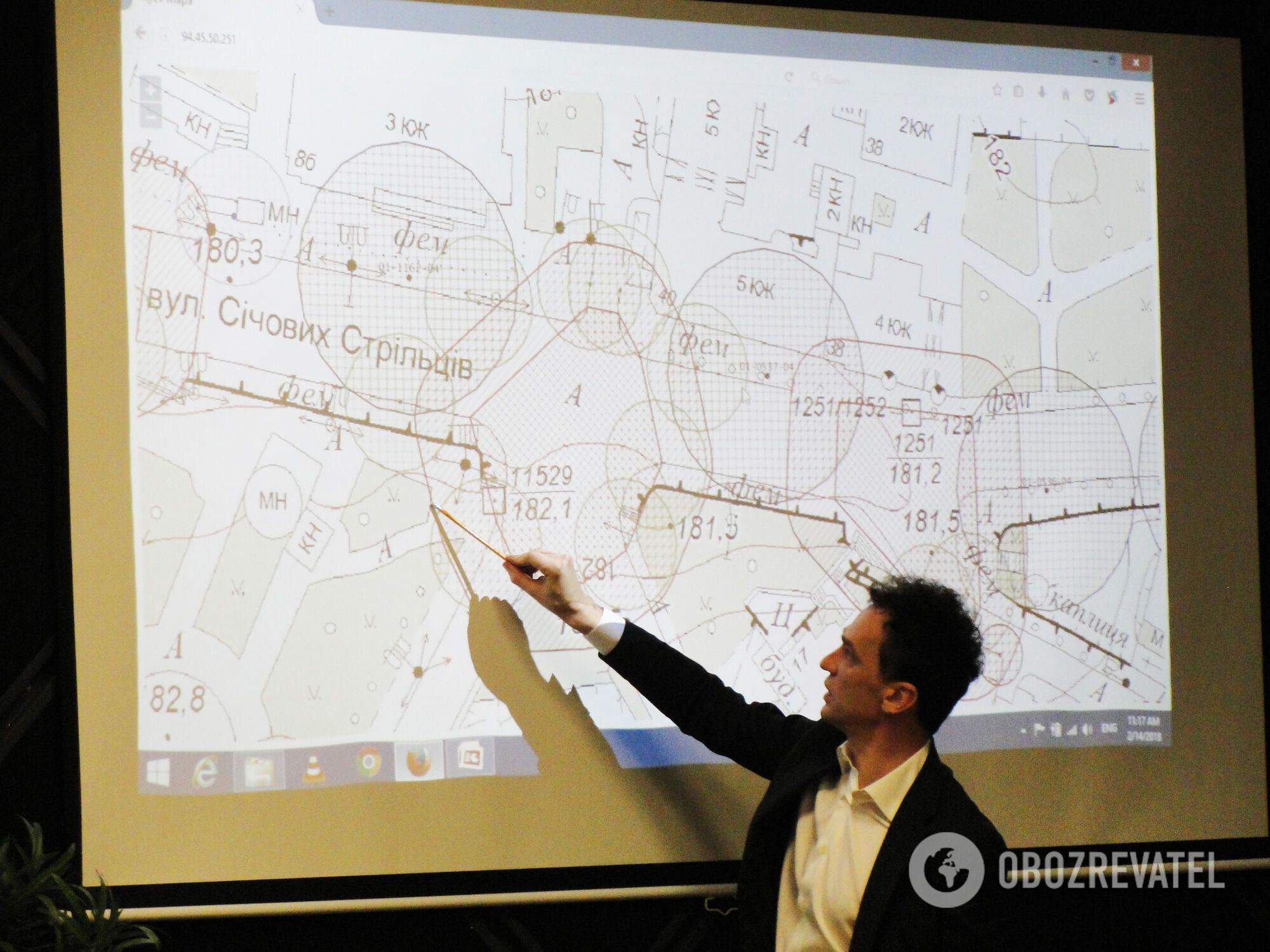 Начальник управління з питань реклами КМДА Олександр Смірнов показує схему розміщення бордів по Києву