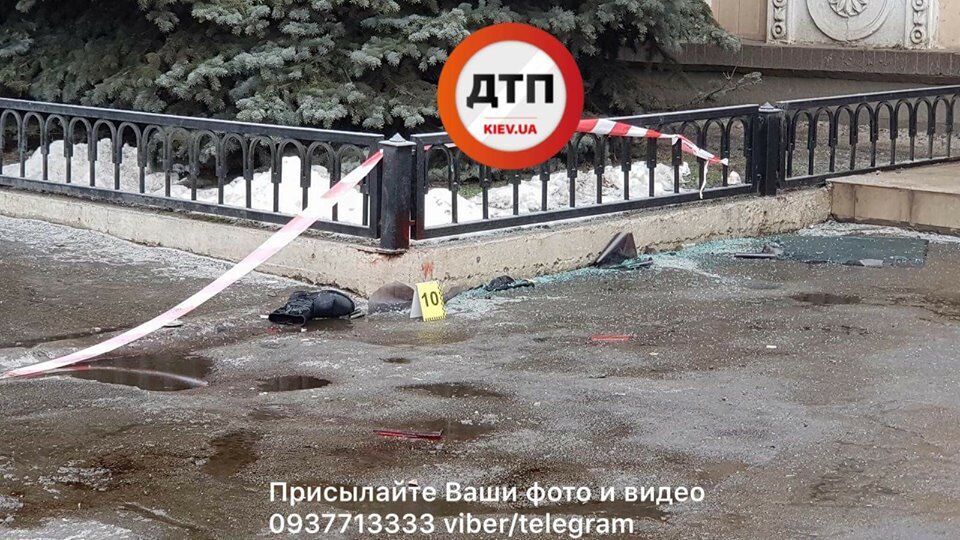 В Киеве BMW на тротуаре "впечатал" женщину в столб