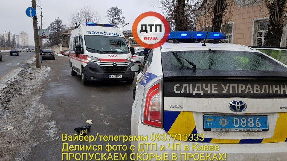 Чудовищное ДТП в Киеве: BMW вылетел на тротуар и "впечатал" женщину в столб