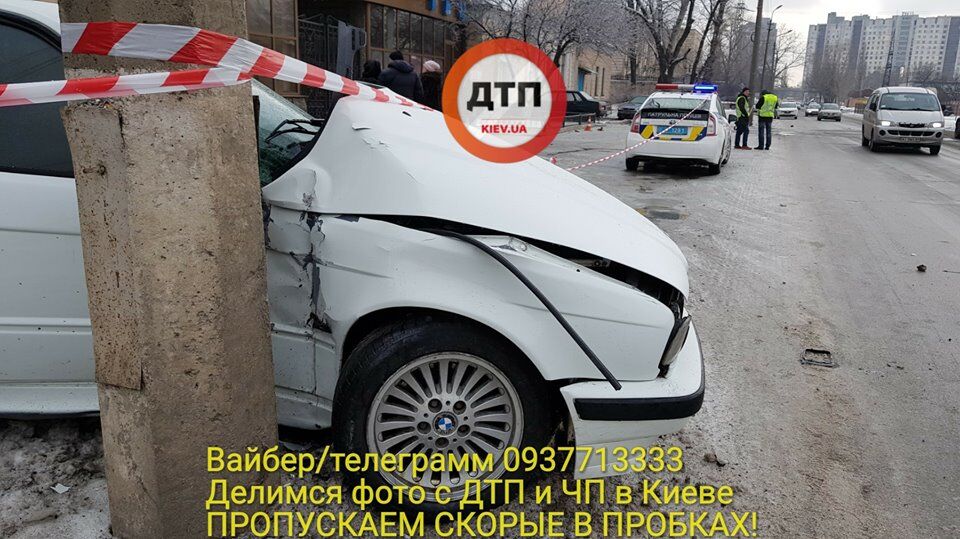 Жахлива ДТП у Києві: BMW вилетів на тротуар і "закарбував" жінку в стовп