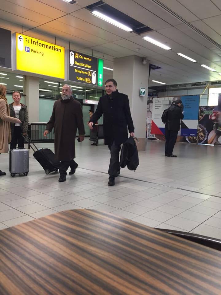 "Тяжела разлука с Украиной": Саакашвили застукали в аэропорту Амстердама