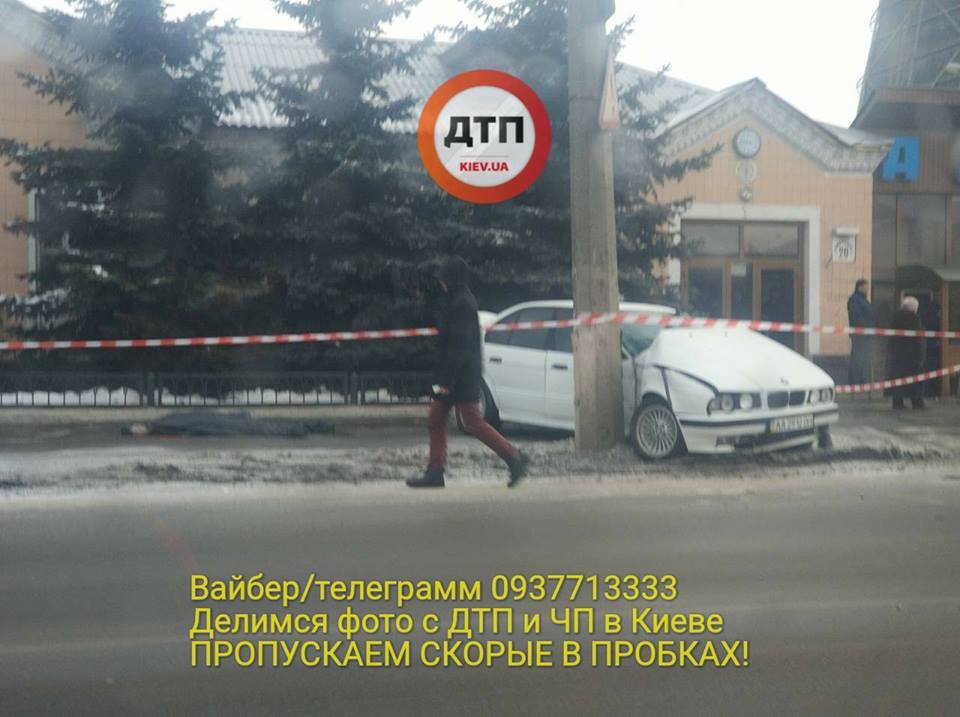 В Киеве BMW на тротуаре "впечатал" женщину в столб