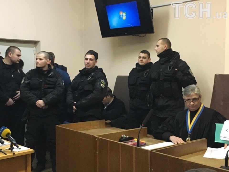 Суд над Трухановим: під будівлею помітили спортивних молодиків