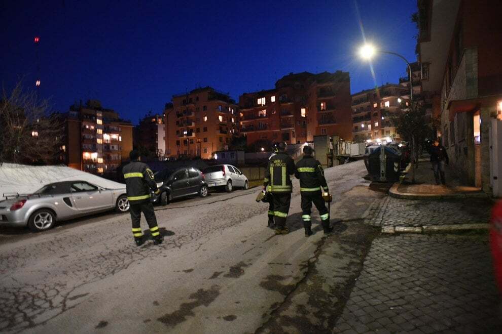 Прірва в 10 метрів: в Римі парковка "проковтнула" авто