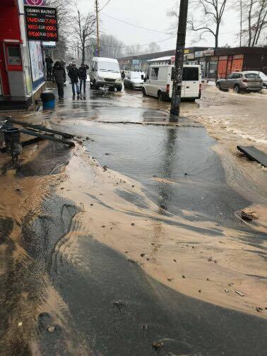 Тонуть МАФи: у Києві затопило вулицю