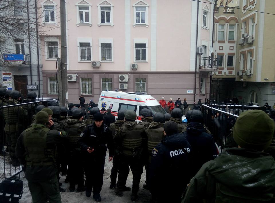 Суд над мэром Одессы перерос в стрельбу: ранен полицейский