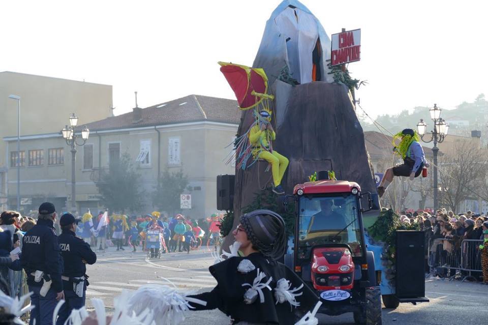 Итальянский карнавал в "жирный вторник": спорт vs алкоголь