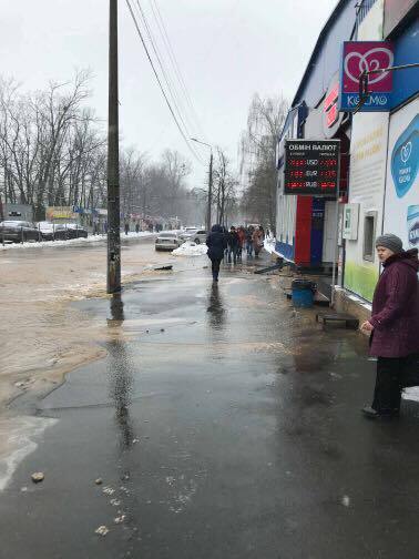 Тонут МАФы: в Киеве затопило улицу