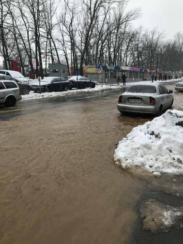Тонут МАФы: в Киеве затопило улицу