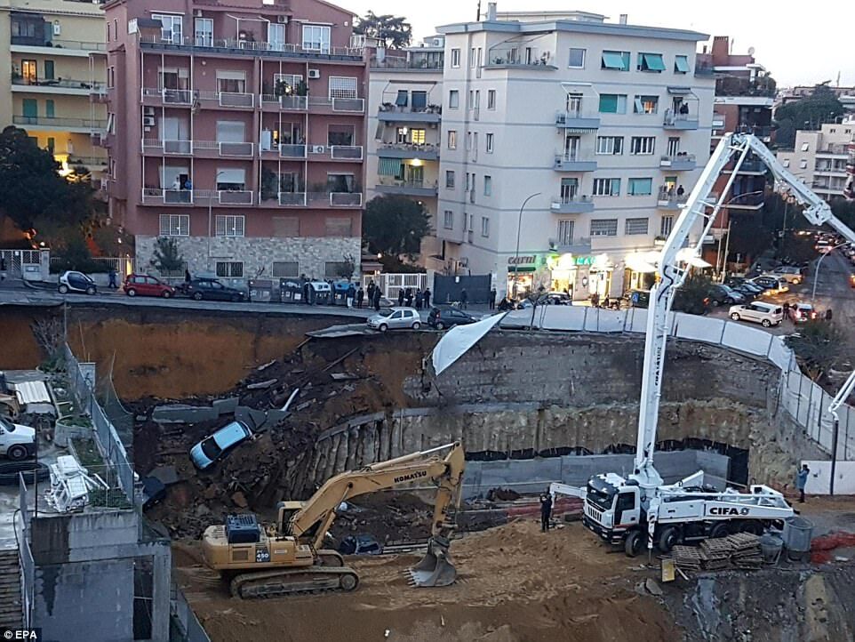  Пропасть в 10 метров: в Риме парковка "проглотила" авто
