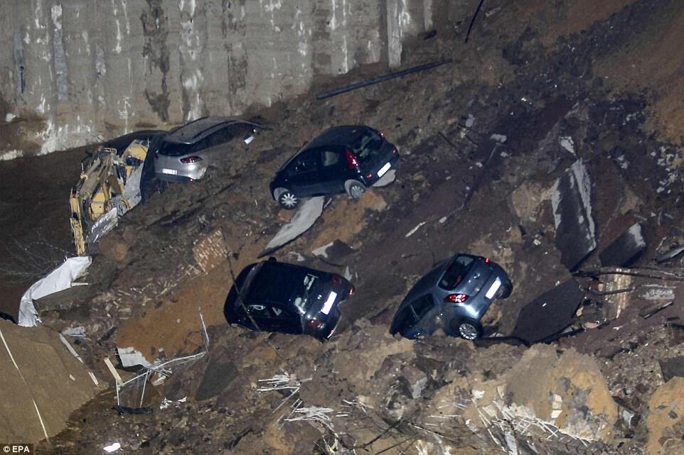  Пропасть в 10 метров: в Риме парковка "проглотила" авто