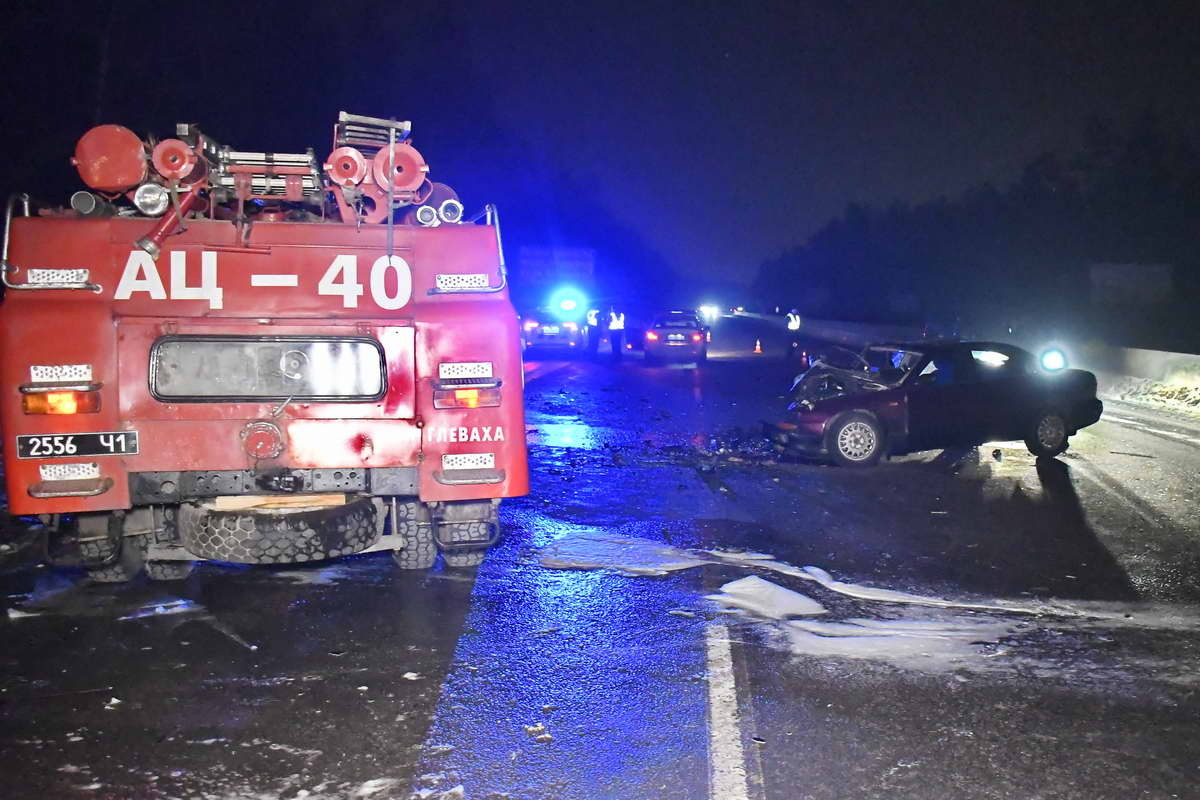 Зіткнулися лоб у лоб: під Києвом сталась вогняна ДТП. Фото аварії