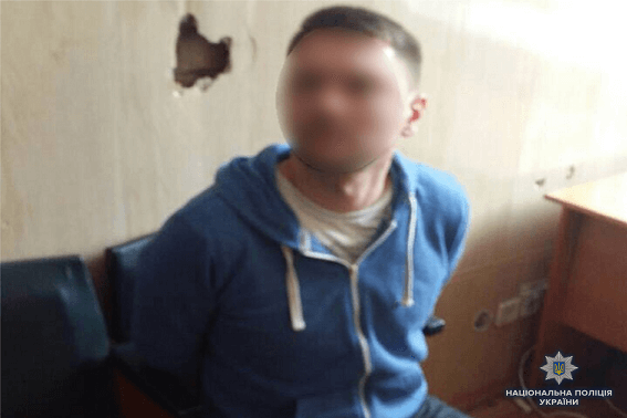 Трощив сокирою: чоловік влаштував свавілля біля суду в Києві