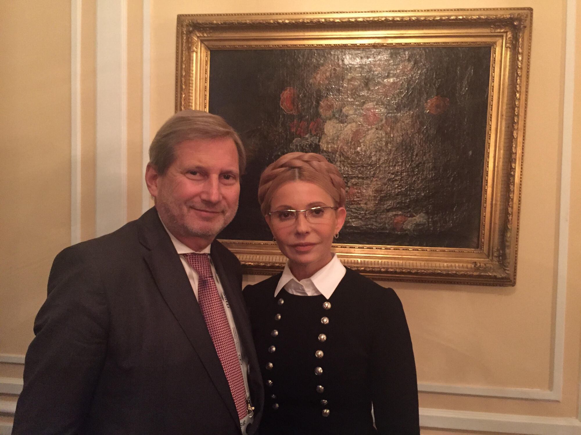 Тимошенко в Мюнхене встретилась с комиссаром ЕС Ханом