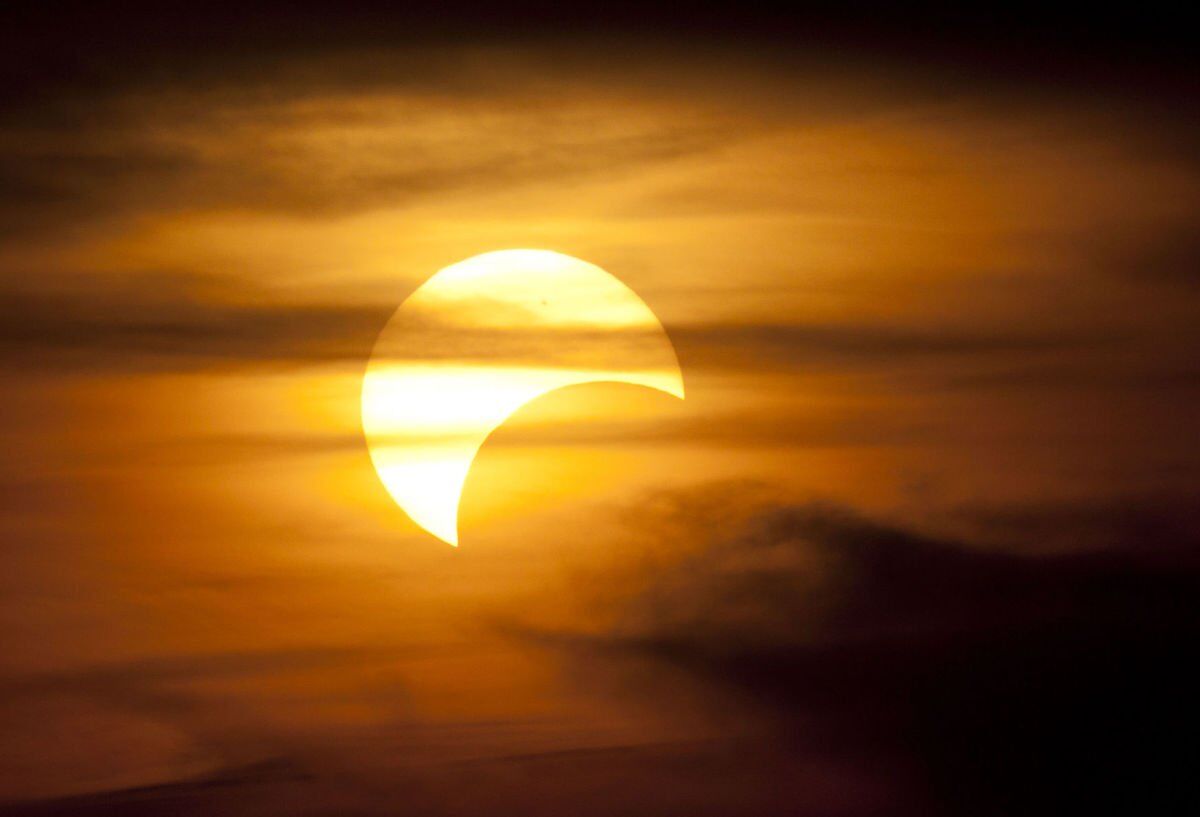 Первое солнечное затмение в 2018 году: впечатляющие фото