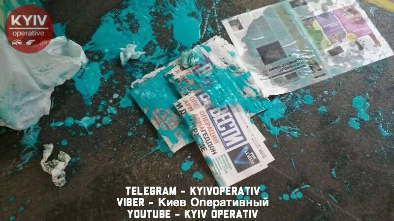 В метро Киева устроили грязную газетную акцию протеста