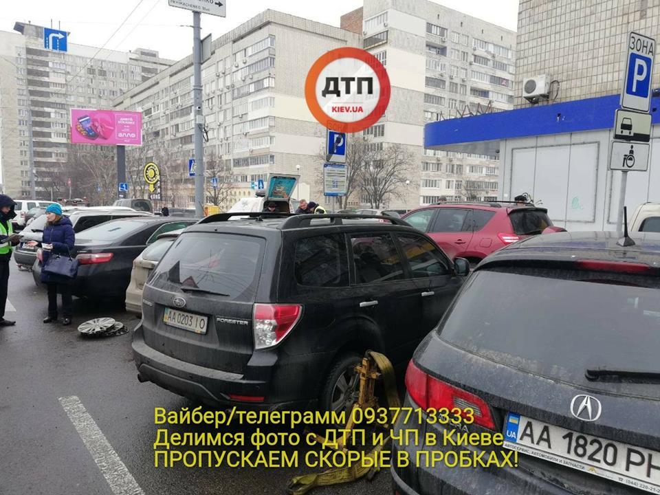 Операция - эвакуация: в центре Киеве расправились с героями парковки