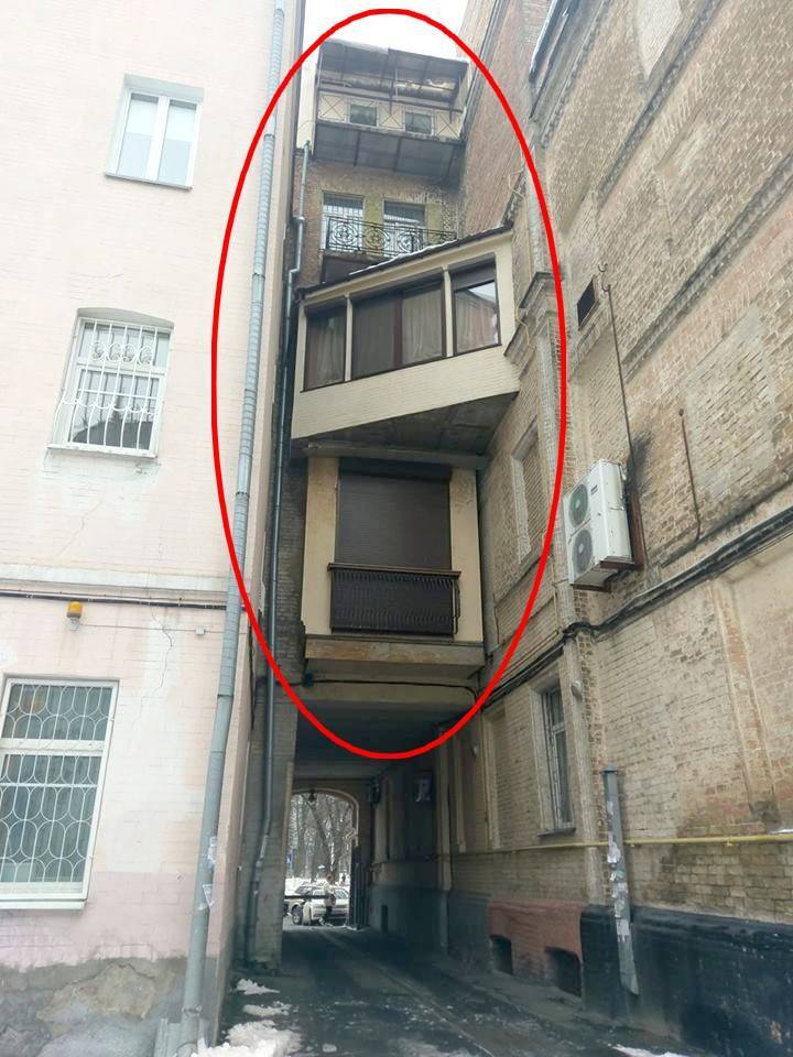 "Талантливо!" Жителей удивил изуродованный балкон в Киеве