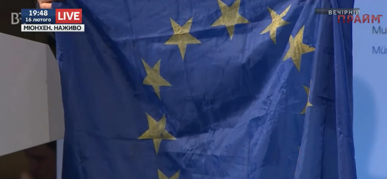 Порошенко на конференции в Мюнхене показал простреленный на Донбассе флаг ЕС