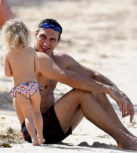 Папарацці засікли Кличка з Панеттьєрі і донькою на пляжі, піймавши пікантний кадр: яскраві фото