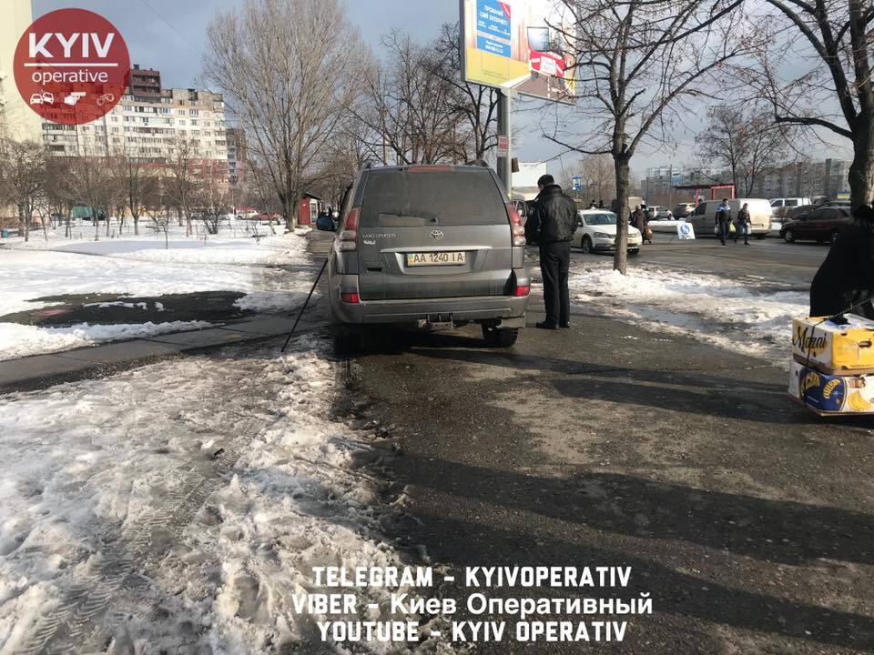 У Києві автохам влаштував бійку з перехожим: в мережі розсердилися