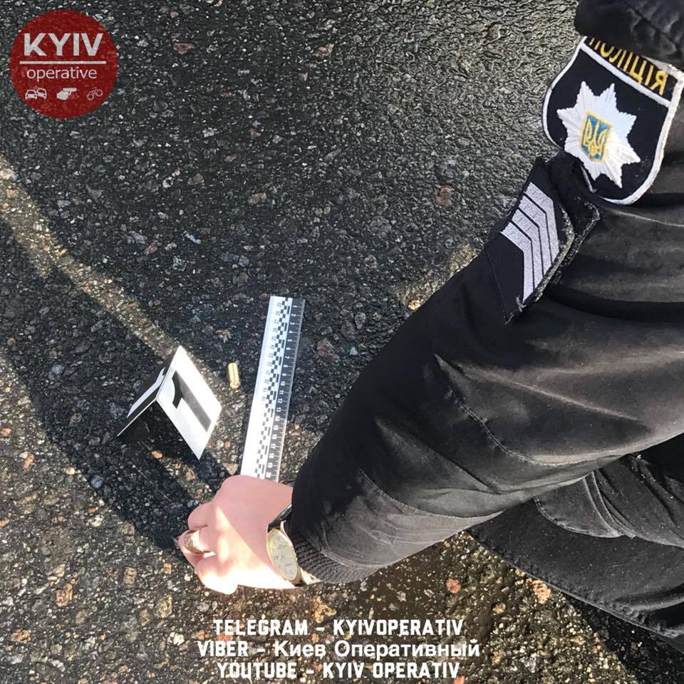 В Киеве автохам устроил драку с прохожим: в сети разозлились