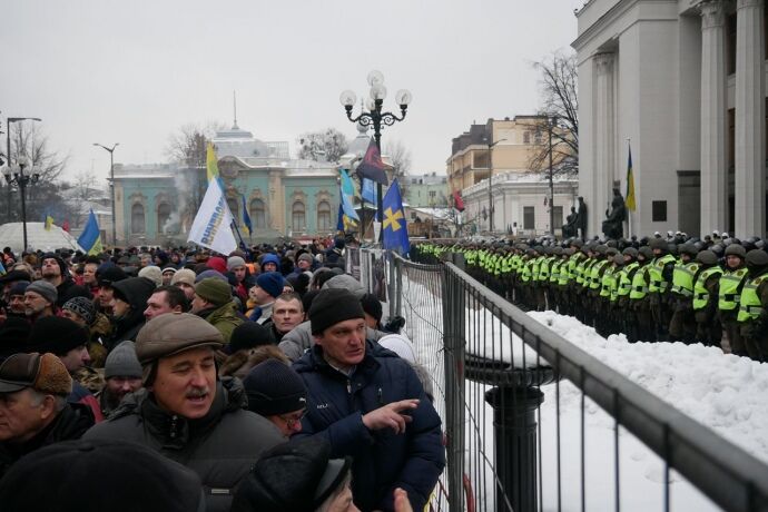 Увидели "штурм": сторонники Саакашвили устроили бунт под Радой