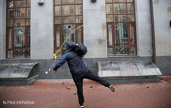 В Киеве ОУНовцы разгромили филиалы российских учреждений и сожгли флаг РФ