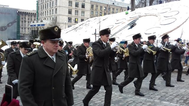 "Расстрел" майдановцев и живая цепь: в Киеве почтили память Героев Небесной Сотни 