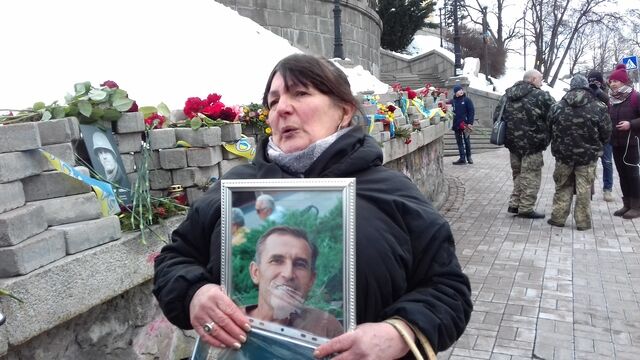 "Расстрел" майдановцев и живая цепь: в Киеве почтили память Героев Небесной Сотни 